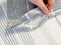 Bavlnené obliečky s lineárnym motívom v sivo-bielych odtieňoch a zipsovým uzáverom.