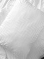 Makodamaškové obliečky PALMA White z jemnej mako bavlny s vytkaným žakárovým vzorom. Luxusný vzhľad, vysoká priedušnosť a maximálne pohodlie na každý deň.