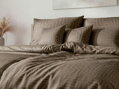Makodamaškové obliečky PALMA Cacao z jemnej mako bavlny s vytkaným žakárovým vzorom. Luxusný vzhľad, vysoká priedušnosť a maximálne pohodlie na každý deň.