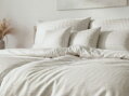 Makodamaškové obliečky PALMA Silver z jemnej mako bavlny s vytkaným žakárovým vzorom. Luxusný vzhľad, vysoká priedušnosť a maximálne pohodlie na každý deň.