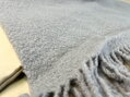 Kvalitná deka z prírodných materiálov v nenápadnej sivastej so strapcami po okrajoch. Deka je hrejivá môže slúžiť aj ako dekoračný prvok.