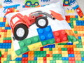Obliečky s pestrofarebnými kockami lego a nákladnými autíčkami. Potešia každú chlapčenskú dušu.