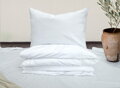 Hotelové obliečky OPTIMAL sú z 50% bavlny a 50% polyester a s gramážou 150 g/m² praktickou a ekonomicky výhodnou voľbou pre hotely, penzióny či ubytovacie zariadenia.. Balenie obsahuje 10 kusov obliečok v sete 70x90 + 140x200 cm.