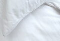 Hotelové obliečky OPTIMAL sú z 50% bavlny a 50% polyester a s gramážou 150 g/m² praktickou a ekonomicky výhodnou voľbou pre hotely, penzióny či ubytovacie zariadenia.. Balenie obsahuje 10 kusov obliečok v sete 70x90 + 140x200 cm.