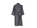 Objav kolekciu županov KIMO TRIM – vaflové župany v kimono štýle s krátkymi rukávmi z jemnej bavlnenej zmesi. Ideálne na leto, wellness a každodenný relax. Tmavo sivý župan.