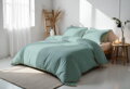 Luxusné posteľné obliečky z kvalitného bavlneného saténu v pastelovo modrom prevedení. Obliečky majú zapínanie na zips.