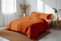Slovenské obliečky z bavlneného saténu v prémiovej kvalite. Posteľné obliečky v tehlovej farbe s praktickým zapínaním na zips. 