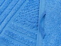 Kúpeľňová predložka Sofi v modrej farbe z kvalitných bavlnených priadzí, ktoré sú mäkké na dotyk.