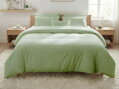 Obliečky v jednofarebnom prevedení svetlo zelenej farby. Obliečky na posteľ z bavlneného makosaténu so zapínaním na zips.