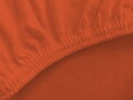 Napínacie prestieradlo mrkvovej farby z mäkkých bavlnených priadzí s pridaným elastanom pre praktické napínanie aj na vyššie matrace. Vyrobené na Slovensku.